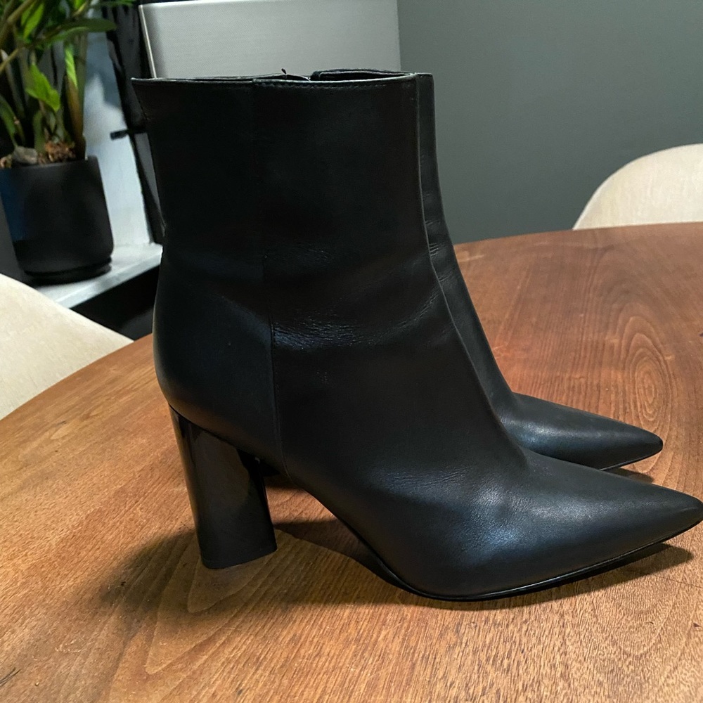 Kendall & Kylie black leather pointed toe bootie